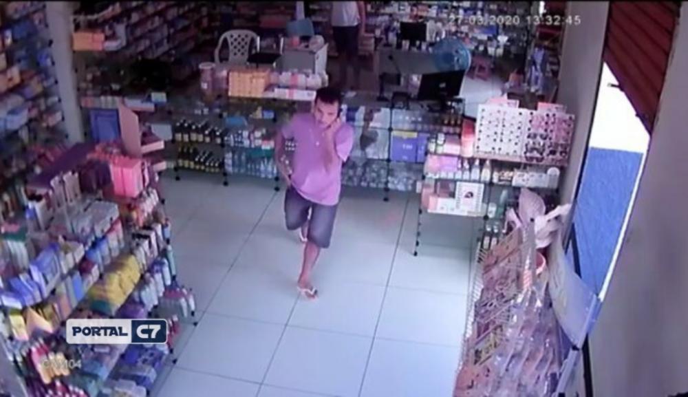 Assaltante realiza assalto tranqüilamente falando ao celular no interior do Piauí