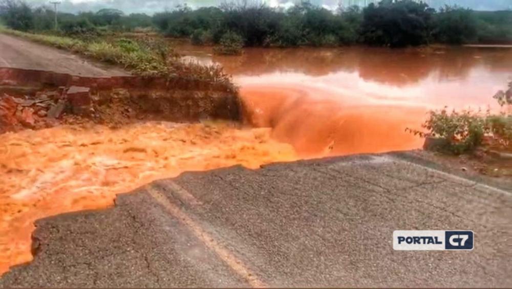 IMAGENS: Fortes chuvas deixa estradas destruídas no interior do Piauí