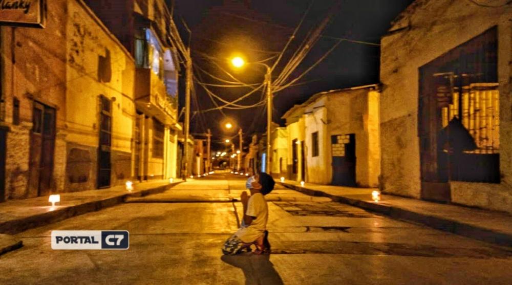 Menino de 6 anos é visto de joelhos orando no meio da rua pelo fim da pandemia e viraliza