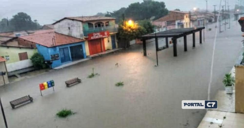 Floriano registra mais de 70 mm de chuva e ruas ficam alagadas; confira 