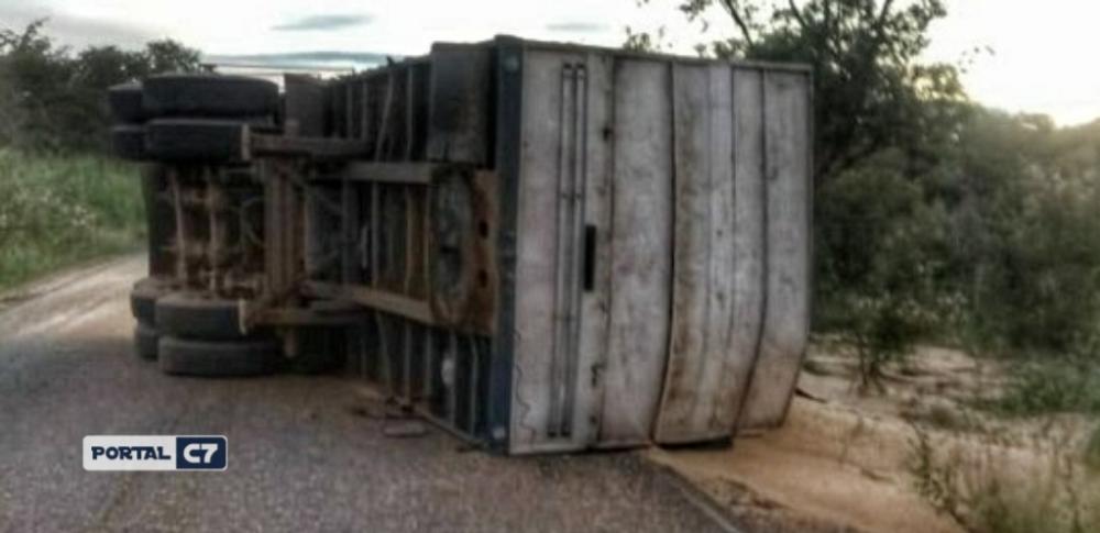 Carreta carregada de soja tomba na BR-343 na região de Floriano