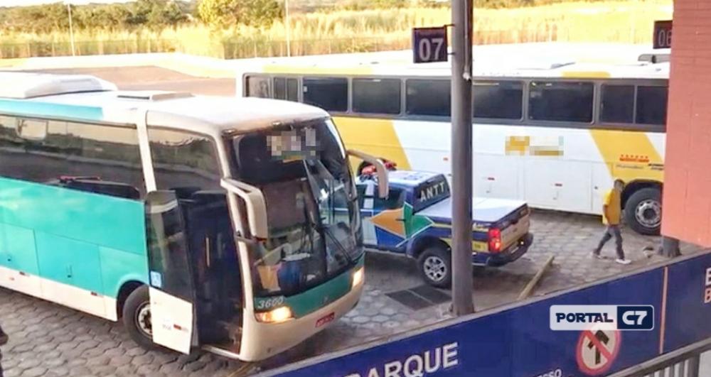 Ônibus clandestino com 39 passageiros é apreendido em Floriano