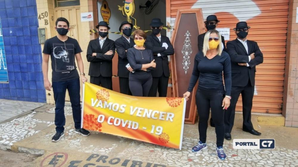 Empresários reproduzem 'meme do caixão' em ação contra a Covid-19 em Floriano
