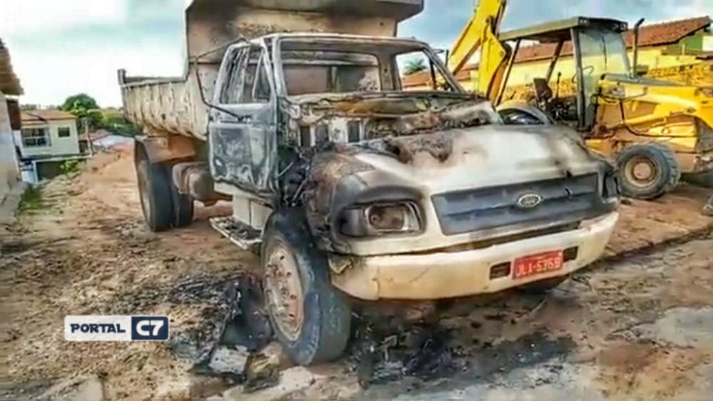Caçamba e trator são incendiados por criminosos na cidade de Floriano
