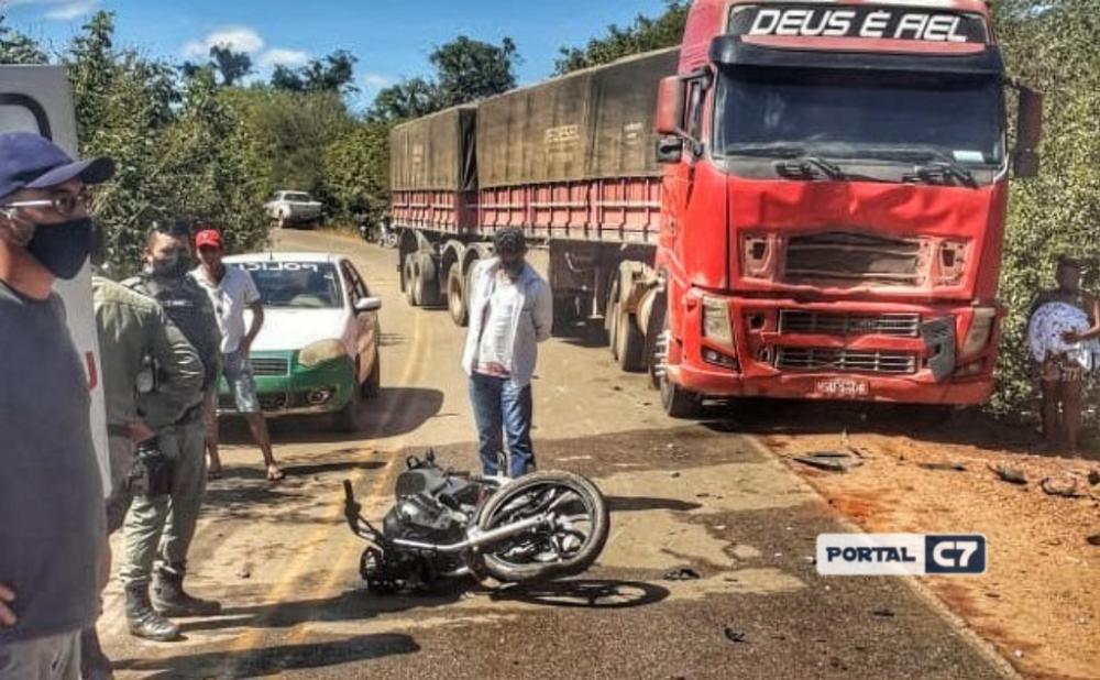 Casal morre após acidente entre motocicleta e carreta em cidade do Piauí