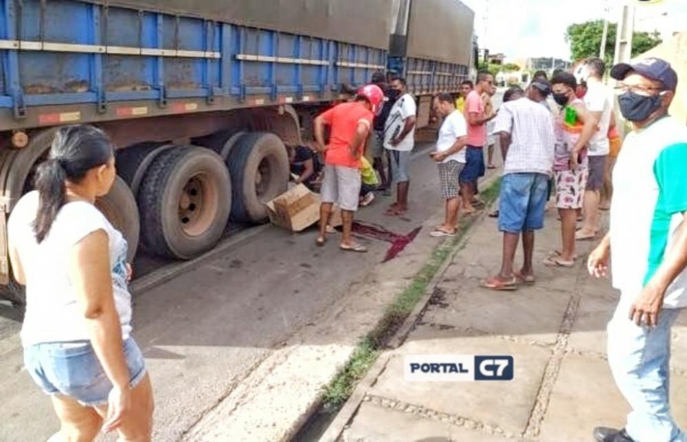 Motociclista morre preso entre pneus de caminhão que o arrastaram por 40 metros no Piauí