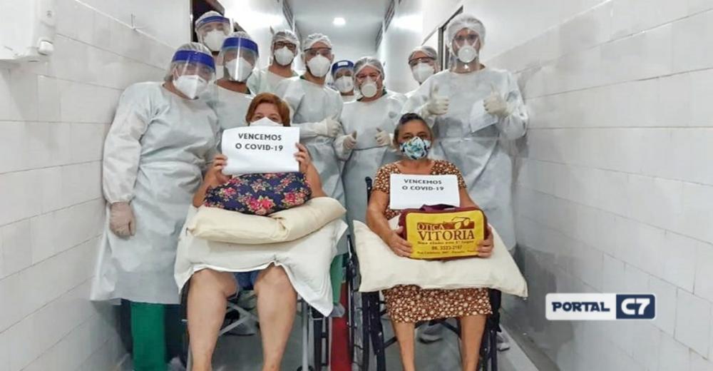 Mãe e filha deixam juntas hospital após serem curadas do Coronavírus no Piauí