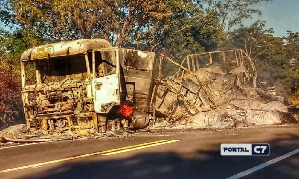 Carreta fica completamente destruída após pegar fogo entre Oeiras e Floriano