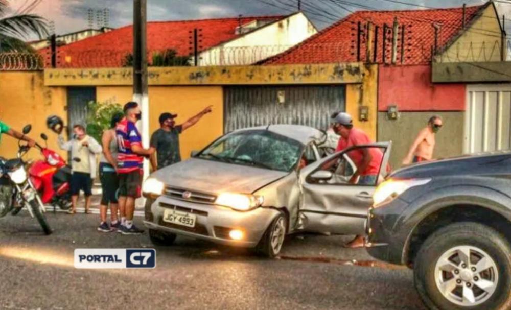 Motorista morre e filha fica ferida após veículo colidir em poste no Piauí