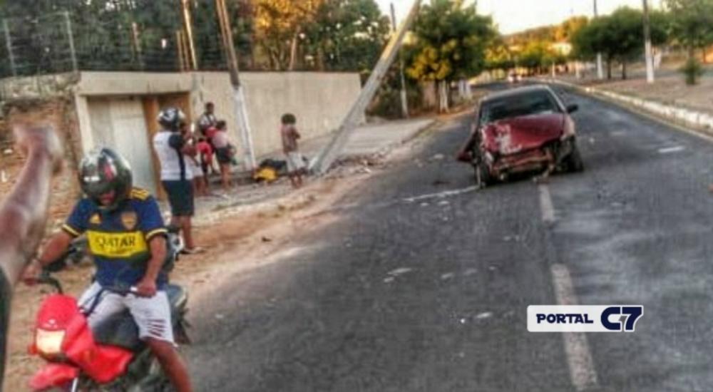 Carro atropela e mata uma pessoa e derruba um poste de energia em Floriano