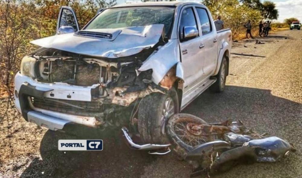 Homem de 33 anos morre após colisão frontal entre moto e hilux no interior do Piauí