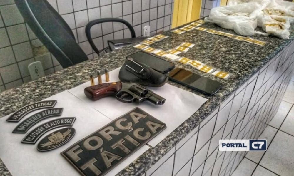 Força Tática prende trio com arma e cocaína avaliada em 40 mil reais