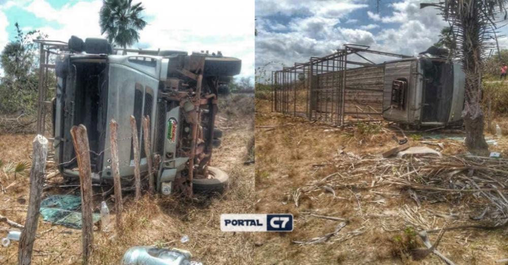 Carreta perde controle destrói cerca de arame e tomba em cidade do Piauí