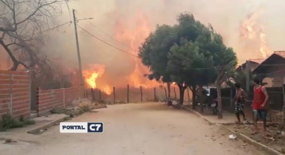 Incêndio atinge área de vegetação, avança em direção a residências e assusta moradores em Angical do Piauí