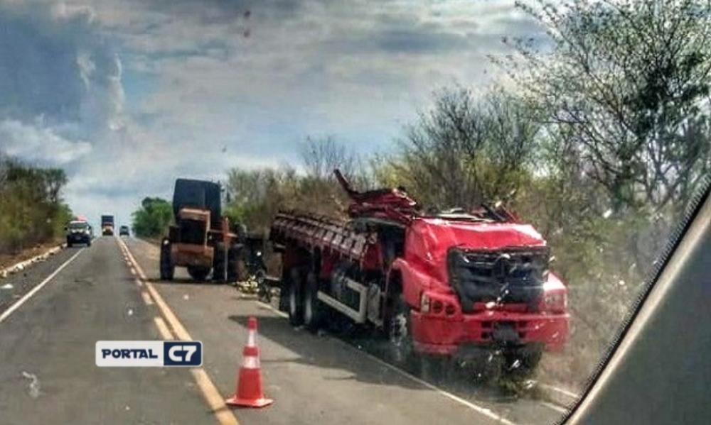 Filho morre e pai fica ferido após caminhão tombar em BR no Piauí
