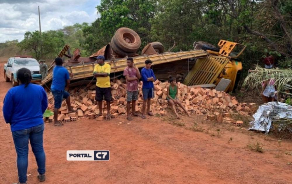 Caminhão carregado de tijolos tomba e deixa jovem morto e dois feridos no Piauí