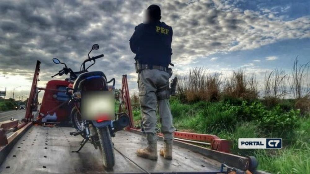 Homem abandona filha para fugir da polícia com quase R$ 5 mil débito em moto no Piauí