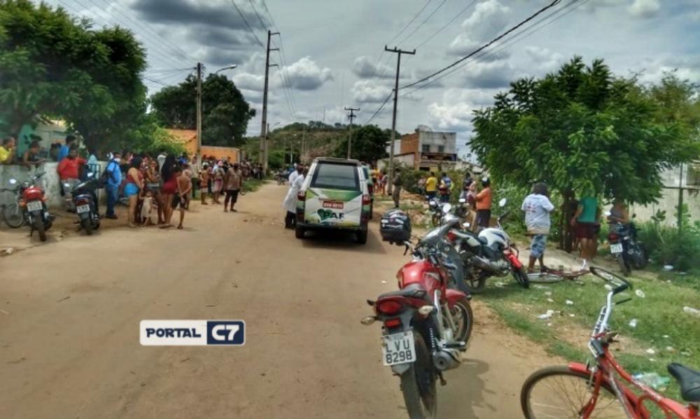 Jovem de 21 anos é morto a tiros em frente a casa da mãe em cidade do Piauí