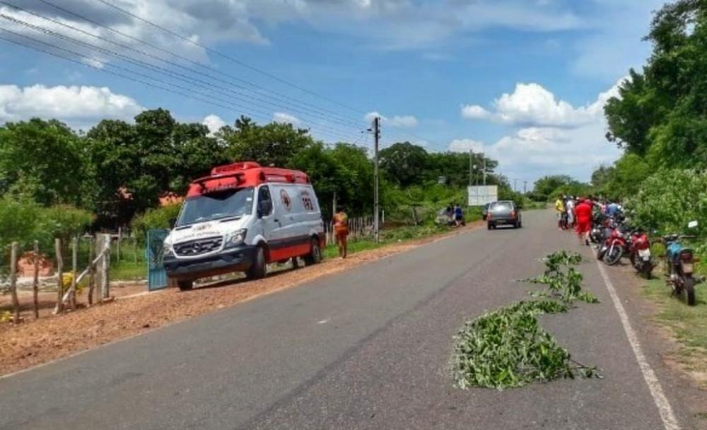 Mulher morre e homem fica ferido após colisão entre carro e moto no Piauí