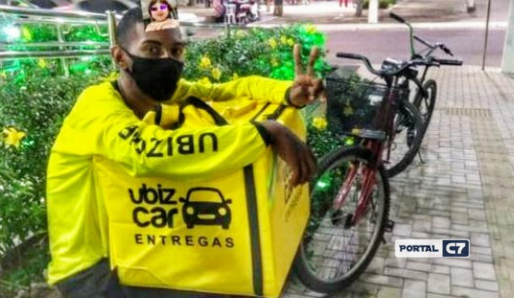 Jovem de 18 anos viraliza na internet ao fazer entregas em bicicleta no Piauí