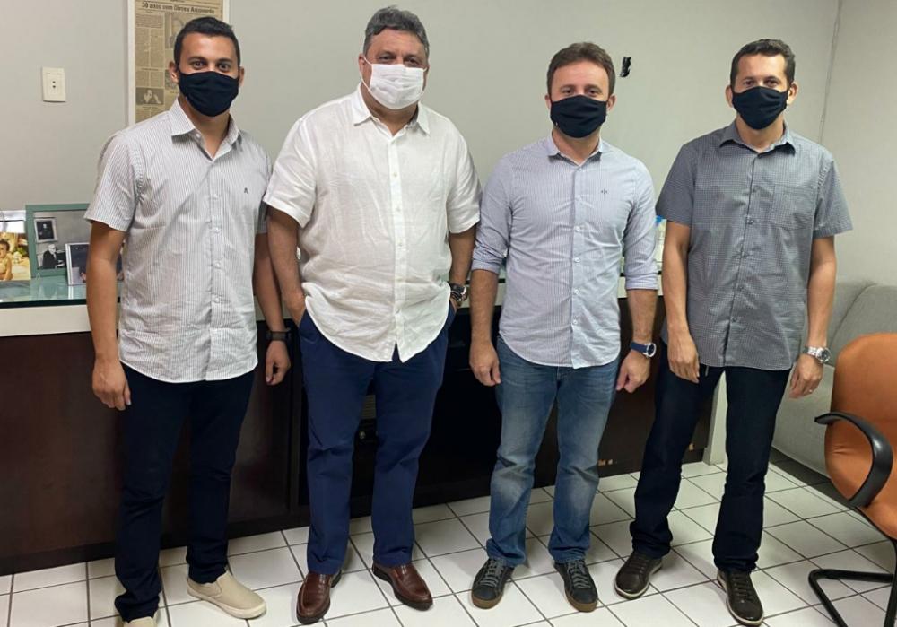 Júlio Arcoverde recebe prefeito e lideranças políticas de São Pedro do Piauí
