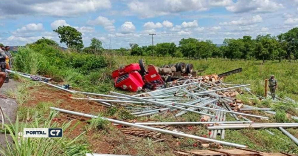Piauí: condutor morre após caminhão com barras tombar em curva na BR-135