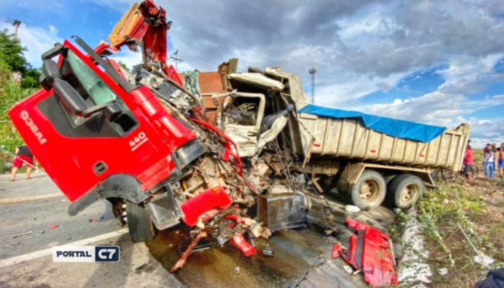 Piauiense sofre grave acidente entre caçamba e carreata no Ceará; uma pessoa morre