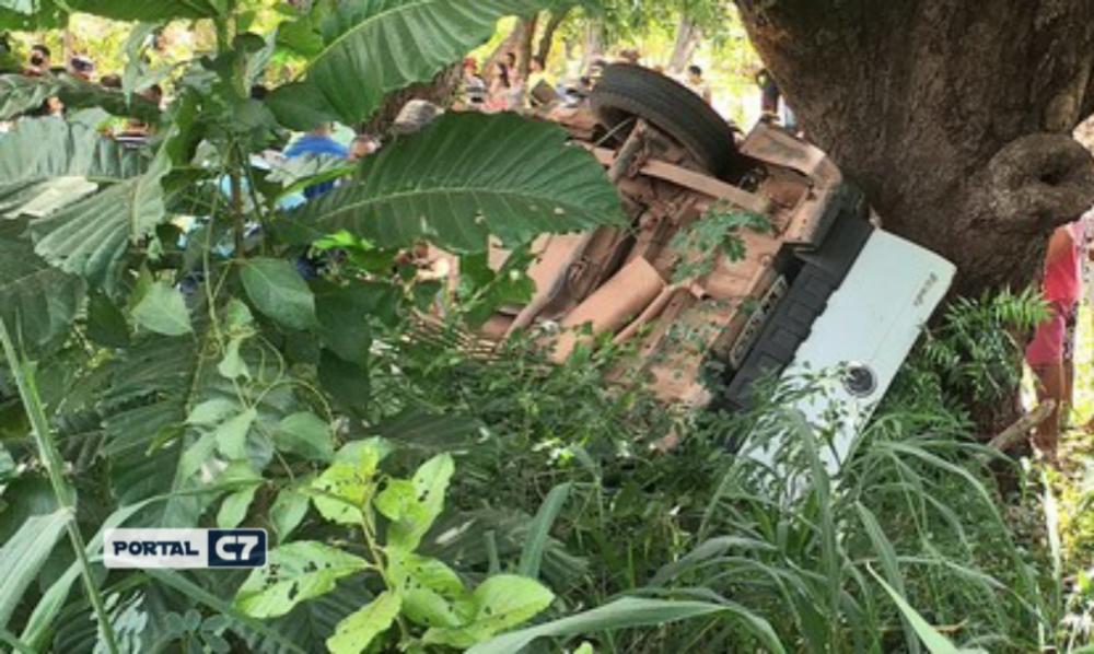 Carro sai da pista, colide em árvore e deixa duas pessoas mortas no interior do Piauí