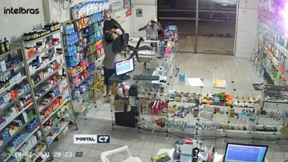 Piauí : Dono de Farmácia reage a Assalto jogando cadeira no assaltante; vídeo