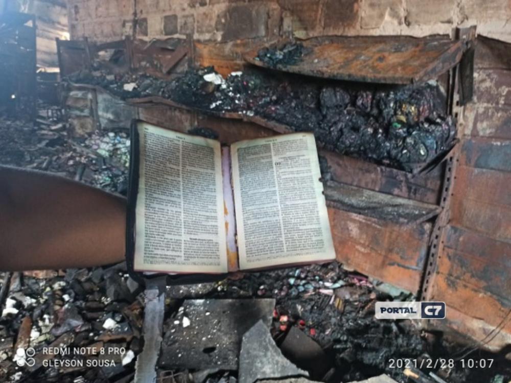 Bíblia sagrada fica intacta após incêndio que destruiu armazém em Floriano