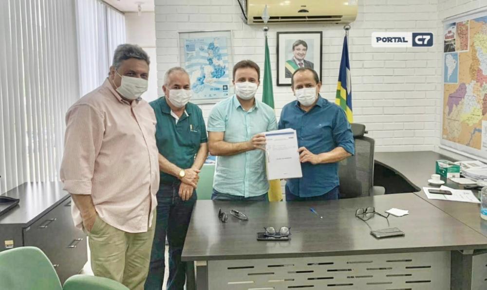 Júlio Arcoverde busca recursos para projeto de asfaltamento em São Pedro do Piauí