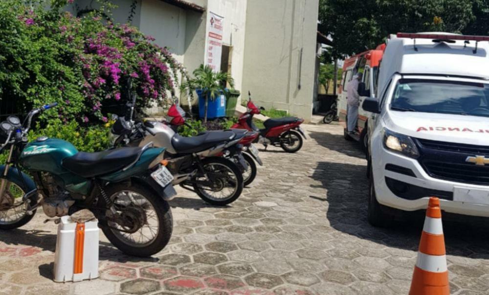 Pacientes aguardam dentro de ambulâncias por falta de leitos em Hospital do Piauí
