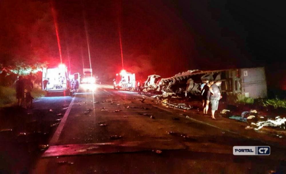 Acidente entre duas carretas deixa uma pessoa morta e três feridas em Timon