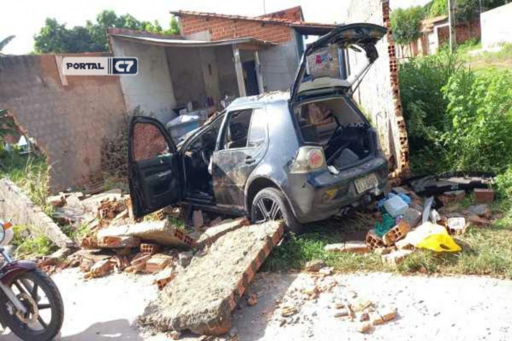 Suspeito morre e outro é preso após bater carro em muro fugindo da Polícia em Timon
