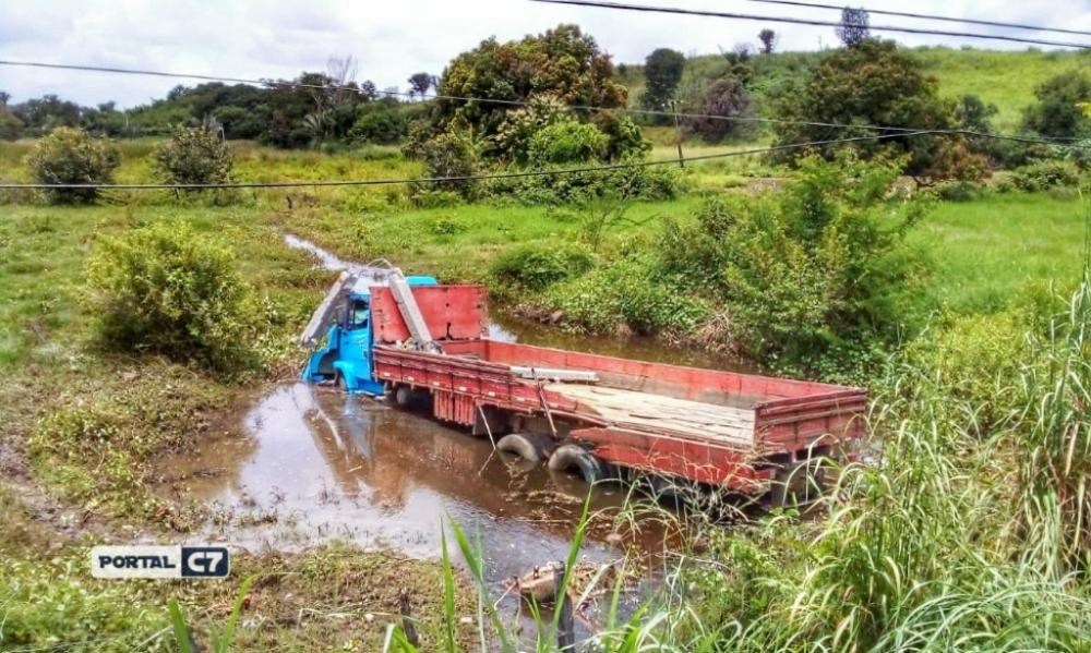 Motorista perde controle de caminhão e cai dentro de córrego no interior do Piauí