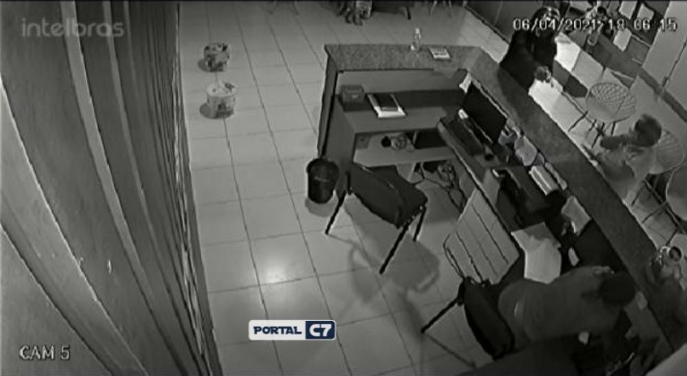 Jovem escapa da morte após ser atingida a tiros dentro de clínica em Floriano