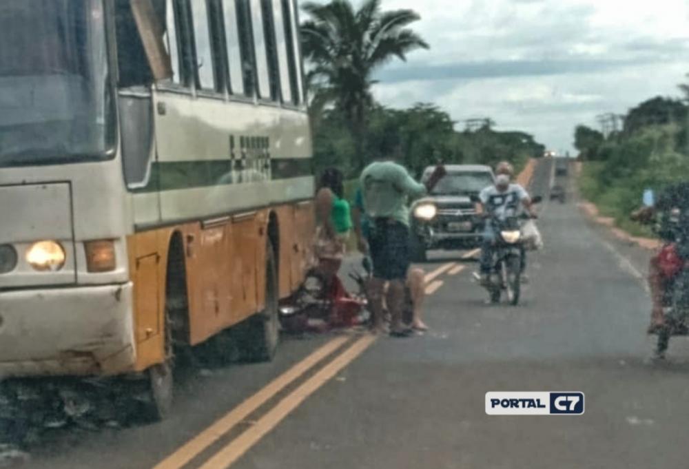 Idoso passa mal e bate com moto na traseira do ônibus da Empresa Soares