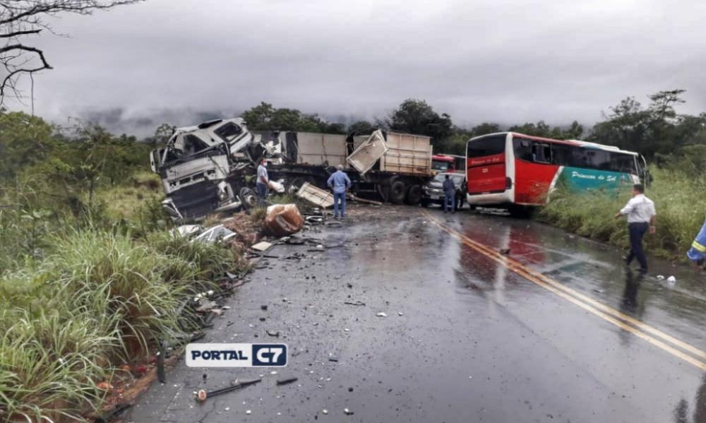 Acidente com ônibus da Princesa do Sul deixa uma pessoa morta e várias feridas no Piauí