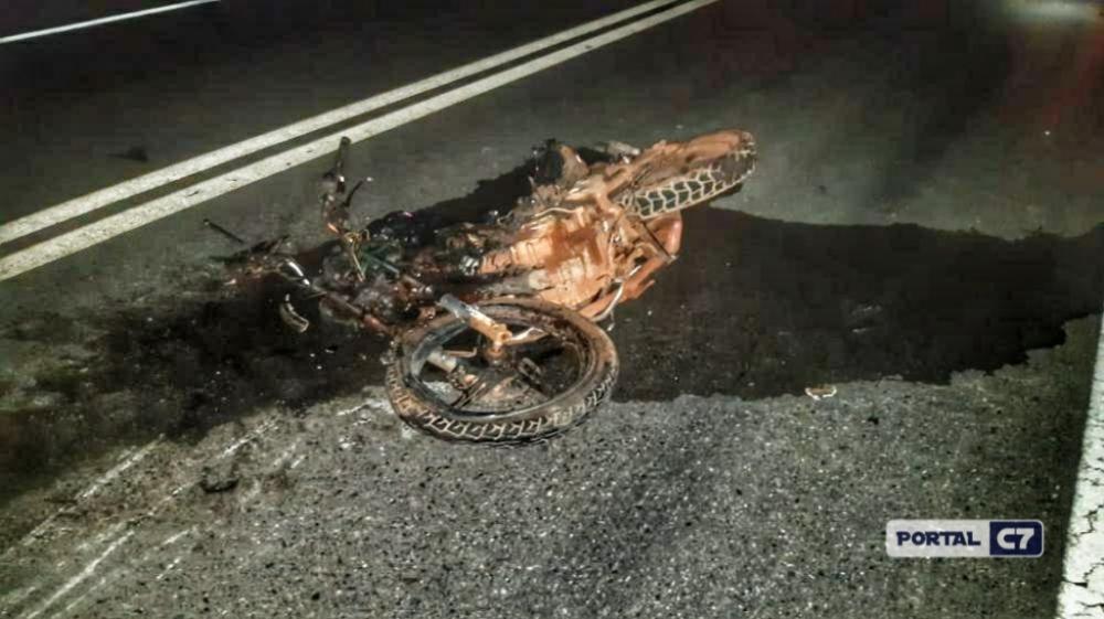 Acidente envolvendo moto e caminhão deixa um homem morto na BR-222 no Piauí