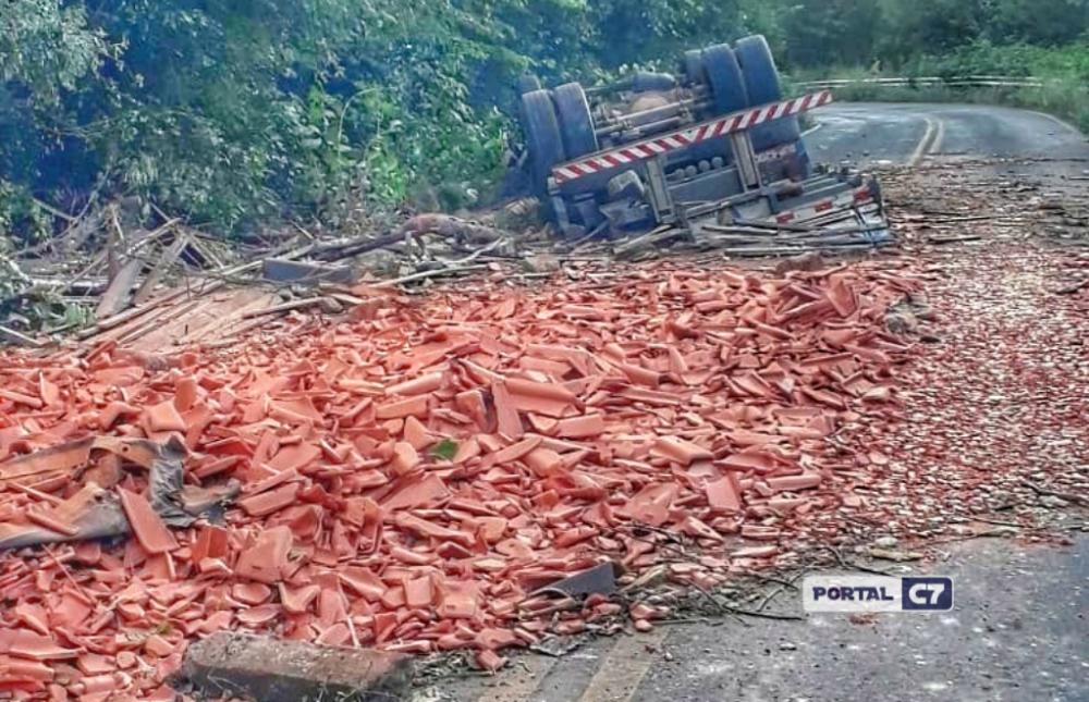Caminhão carregado de telha tomba e motorista morre após ser arremessado no interior do Piauí