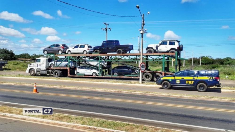 Homem é preso conduzindo caminhão cegonha com carro roubado para Teresina