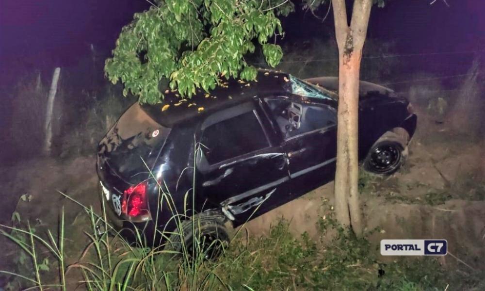 Motorista perde controle de carro e sofre acidente entre Hugo Napoleão e Água Branca